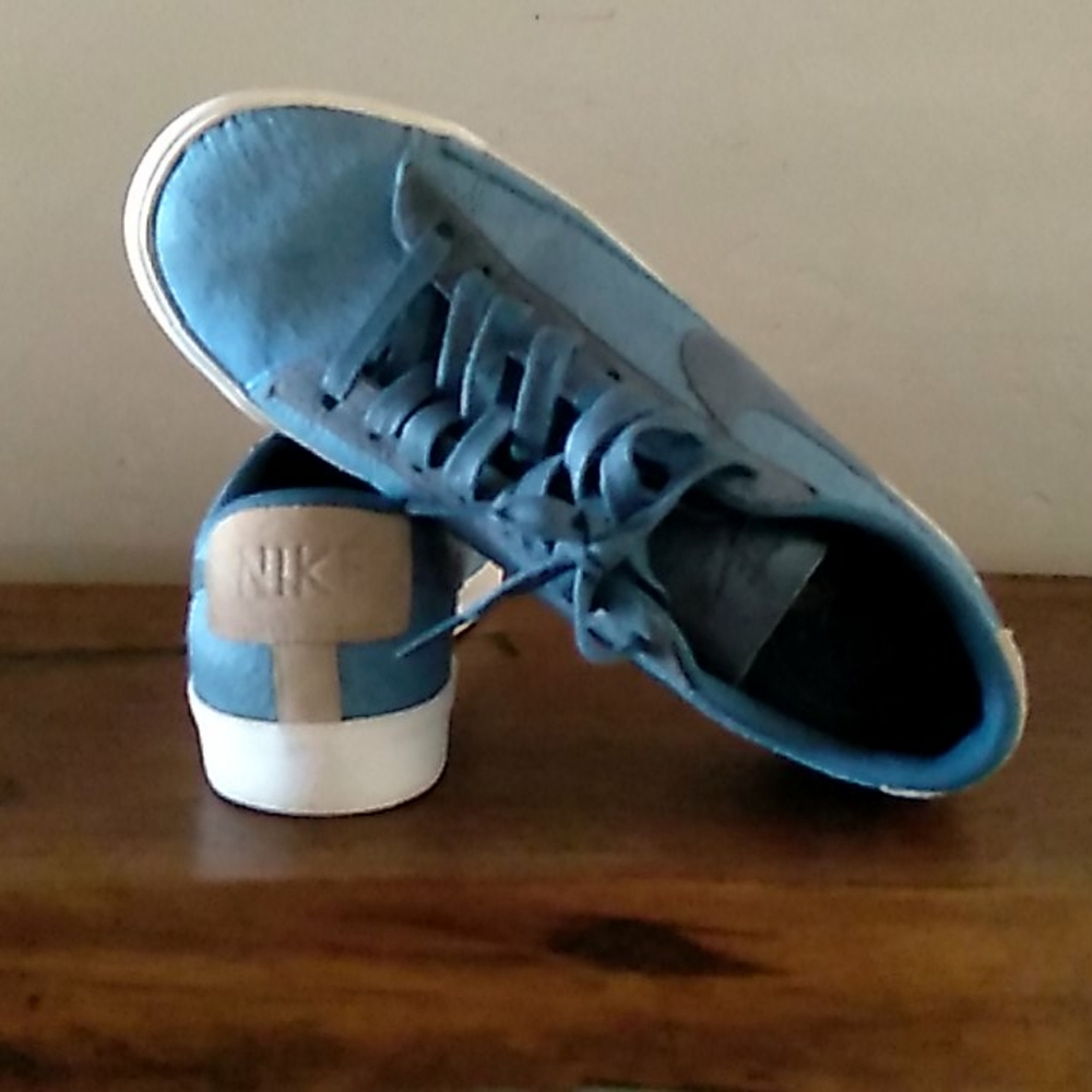 NIKE Tennis Shoes